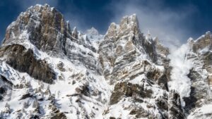 Avalanche en haute altitude au Népal, des alpinistes pris au piège