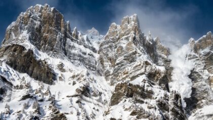 Avalanche en haute altitude au Népal, des alpinistes pris au piège