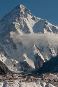 Passage délicat au K2 au Pakistan