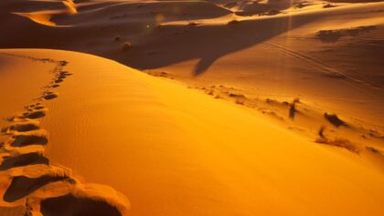 Filmer les paysages du Sahara, plus grand désert du monde