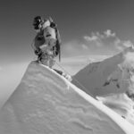 Un alpiniste fixe la corde au sommet du Lhotse