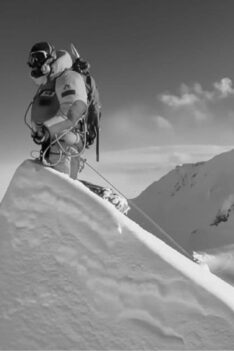 Un alpiniste fixe la corde au sommet du Lhotse