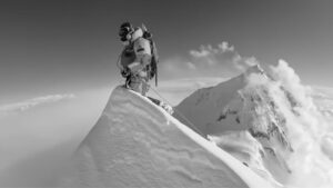 Un alpiniste fixe la corde au sommet du Lhotse