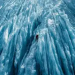 Alpinisme avec une cascade de glace parfaite