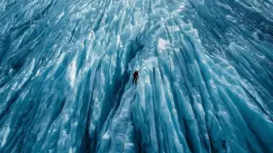 Alpinisme avec une cascade de glace parfaite