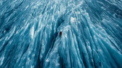 Alpinisme avec une cascade de glace parfaite