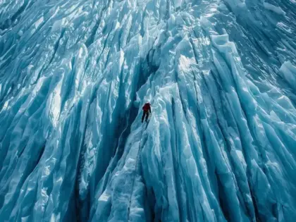 Alpinisme avec une cascade de glace parfaite