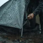 Comment filmer un test de tente sous la pluie ?