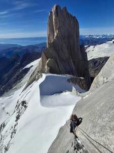 Pilar Rojo sur le Cerro Mermoz et la voie Franco Argentine sur le Fitz Roy