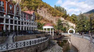batiment Géorgie – voyage à Racha depuis Tbilissi et Batumi